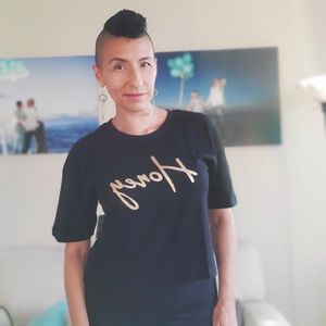 Black and gold crop top "Honey" graphic t-shirt 🍯